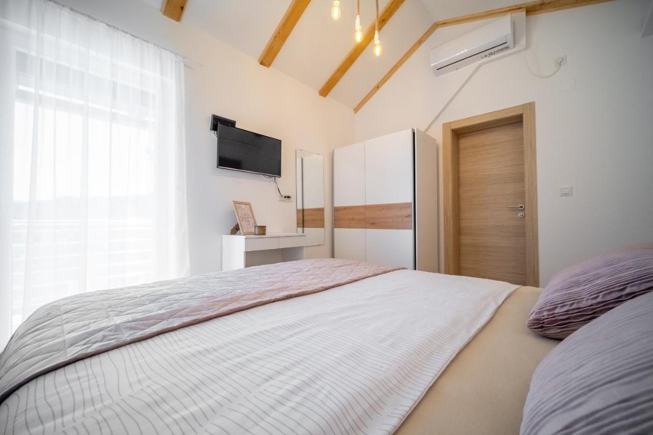 Villa Nesa - Beautiful Guest House At Continental Croatia With Outdoor Swimming Pool, Sauna And 3 Bedrooms Plaški 外观 照片